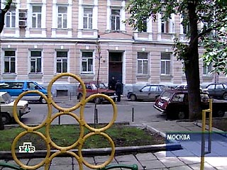 В Москве прошла спецоперация по задержанию нескольких сотрудников столичной милиции, подозреваемых в совершении серьезных преступлений. Милиционеры забаррикадировались в квартире на пятом этаже жилого дома в центре Москвы