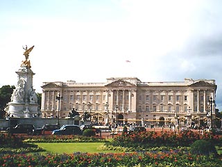 Как отметил представитель Букингемского дворца, статус государственного визита заключается в том, что королева приглашает зарубежного лидера в качестве своего личного гостя и апартаментами ему служат особые покои в Букингемском дворце
