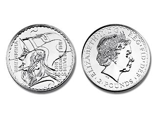 Как отмечается в пресс-релизе, монета Серебряная Британия 2003 года выпуска номиналом 2 фунта стерлингов "имеет запоминающийся дизайн, символизирующий историческое прошлое Британии как великой морской державы".