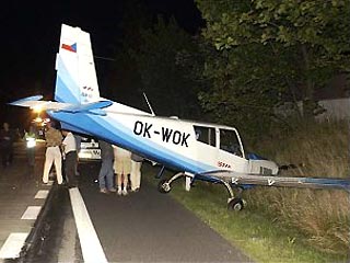 По сообщению чешской полиции, в ночь на четверг у самолета типа Zlin Z-43 вышел из строя двигатель, и пилоту пришлось посадить машину на автомагистраль D1 Прага-Брно, в районе 34-км