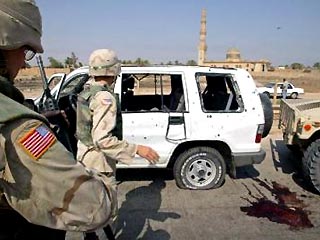 В Багдаде в результате подрыва джипа из армейской автоколонны погибли двое американских морских пехотинцев и двое мирных жителей. Об этом сообщает AP со ссылкой на источники в иракской полиции. Однако официальные лица в армии США не подтверждают эти сообщ