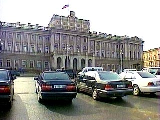 Выборы губернатора Санкт-Петербурга пройдут 21 сентября. Такое решение принято в понедельник на внеочередном заседании законодательного собрания Петербурга