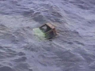 В Охотском море с затонувшей баржи спасено 20 человек