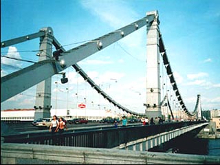Накануне днем в Москве на Крымском мосту произошло самоубийство, в 10:20 с моста в Москва-реку прыгнула неизвестная женщина лет 60-65