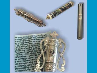 Мезузы - небольшие футляры со священными иудейскими текстами, начертанными на пергаменте, выделанном из кожи чистого животного