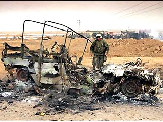 По меньшей мере 3 американских военнослужащих и переводчик-иракец погибли во вторник в результате нападения на военную машину на юго-востоке Багдада