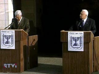 Премьер-министр Израиля Ариэль Шарон и премьер-министр Палестинской автономии Махмуд Аббас начали сегодня вечером новый раунд переговоров