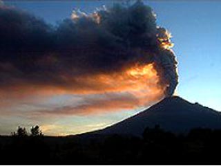 Рядом с Мехико проснулся вулкан Попокатепетль