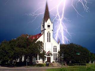 Церковь города Форест в американском штате Огайо загорелась после того, как ее поразила молния, которую вызвал священник, просивший Бога дать какой-нибудь знак