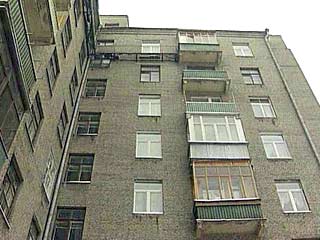 Во Владивостоке на улице Тунгусской 27-летний отец, находясь в невменяемом состоянии, сбросил с балкона четвертого этажа 5-месячного ребенка. От полученных травм малыш скончался