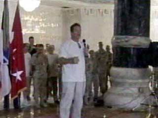 Мегазвезда фильмов в жанре экшн Арнольд Шварценеггер, вероятно, значительно поднял праздничное настроение американским военнослужащии на День Независимости, когда в пятницу прибыл в Ирак