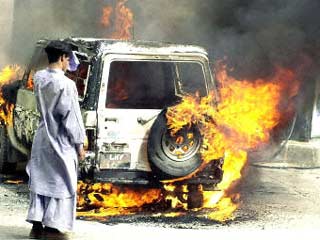 После нападения во время пятничной молитвы трех фанатиков-смертников на шиитскую мечеть в пакистанском городе Кветта там начались массовые беспорядки
