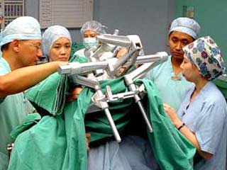 Сингапурские хирурги приступили сегодня к уникальной операции по разъединению сросшихся головами сиамских близнецов из Ирана