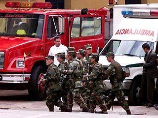 Не менее 20 человек ранено взрывом, произошедшим в воскресенье на празднике в колумбийском городе Эль Паухиль в 600 км к югу от столицы