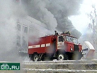 Сегодня утром в центральном универмаге Новосибирска начался сильный пожар, передает НТВ. Загорелся отдел игрушек. Пламя быстро перекинулось на другие отделы и распространилось по всему зданию
