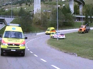 В Швейцарии автомобиль упал с моста - 2 человека погибли, не менее 8 ранены