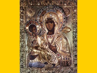 Икона является списком образа Богоматери-Троеручицы, находящегося в Хиландарском монастыре на святой горе Афон. На фото - один из примеров иконографии образа