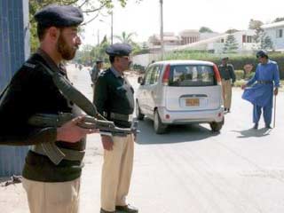 Мощная бомба взорвалась в пятницу на главной улице крупнейшего пакистанского города Карачи, которая ведет к его международному аэропорту