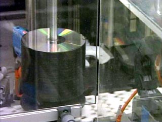 Каждый третий музыкальный компакт-диск, проданный в мире в 2002 году, был пиратским
