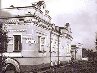 Храм-Памятник на Крови построен в Екатеринбурге на месте снесенного в 1977 году дома Ипатьева, в котором семья последнего российского императора Николая II находилась в заключении и была расстреляна в ночь с 16 на 17 июля 1918 года