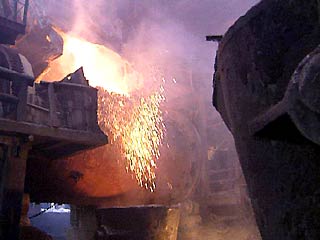 Ковш с расплавленной сталью опрокинулся в пятницу на рабочих в цехе японского металлургического завода в городе Китакюсю
