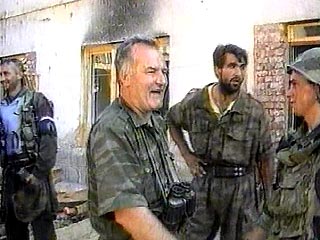 Как утверждается, Ширак согласился саботировать экстрадицию генерала Младича, которого в геноциде за его роль в уничтожении боснийских мусульман, в том числе убийстве 7 тыс. мужчин и мальчиков в зоне безопасности ООН в Сребренице в июле 1995 года