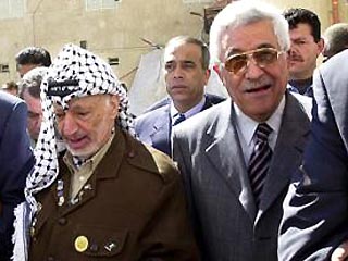 Глава Палестинской администрации Ясир Арафат обвинил премьер-министра Махмуда Аббаса (Абу Мазена) в "предательстве интересов палестинского народа"