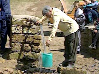 В Свердловской области коммунальщики отключили воду в поселке и продают ее по 2 руб. 40 копеек за ведро