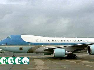 Неизвестный проник в самолет для прессы, сопровождающей Буша в африканском турне