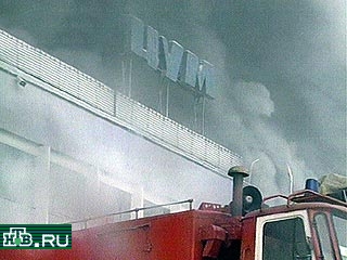 Пожарным удалось локализовать продолжавшийся более 8 часов пожар в здании ЦУМа в Новосибирске