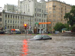 Коммунальные службы Москвы экстренно устраняют последствия сильнейших ливней
