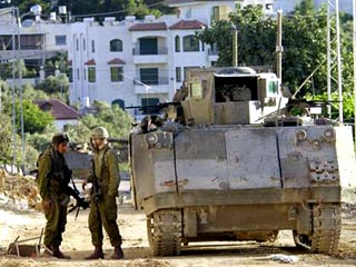 В палестинские населенные пункты Рамаллах и Эль-Бира, расположенные на Западном берегу Иордана, в понедельник вновь были введены израильские войска