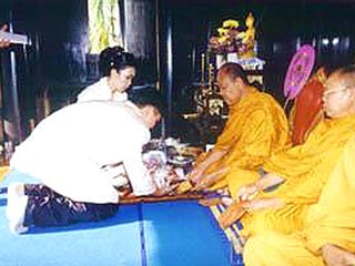 Полиция Таиланда вынуждена была прервать свадьбу, проводимую по буддистскому обряду, чтобы арестовать жениха