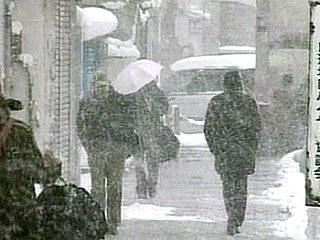 Сильнейшие снегопады обрушились на Японию. Синоптики сообщают, что интенсивность осадков сохранится, по меньшей мере, до завтрашнего дня, и предупреждают о возможном сходе лавин в горных районах страны