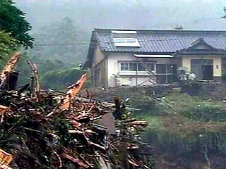 Два человека погибли, 17 пропали без вести в городе Минамата японской префектуры Кумамото после того, как на их дома обрушились оползни