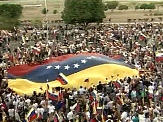 В Каракасе в воскресенье состоялись многотысячные манифестации, участники которых потребовали проведения референдума о досрочной отставке президента страны Уго Чавеса