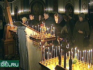 Сегодня все православные готовятся к встрече Рождества. В канун одного из главных христианских праздников патриарх Московский и Всея Руси Алексий II выступил с обращением, в котором призвал россиян смотреть в будущее с верой и надеждой