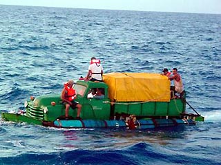Служба береговой охраны США задержала и депортировала на родину группу кубинских иммигрантов, пытавшихся "доплыть" до американского побережья на старом автомобиле