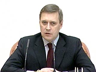 Премьер-министр РФ Михаил Касьянов заявил, что "ситуация вокруг нефтяной компании ЮКОС не идет на пользу имиджу страны и негативно влияет на настроение инвесторов"