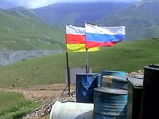 Родственники пропавших при сходе ледника Колка в Северной Осетии намерены продолжать поиски и хотят бурить новую скважину к тоннелю