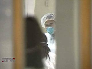12 заключенных, находящиеся на принудительном лечении в клинике для душевнобольных, поступили в среду в один из госпиталей Гонконга с подозрением на атипичную пневмонию (SARS)