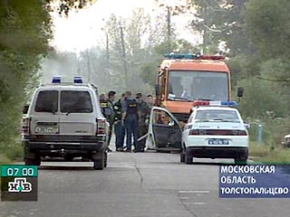 В подмосковном поселке Толстопальцево, расположенном в 30 км от столицы, продолжается операция ФСБ и Генпрокуратуры по разминированию взрывных устройств, предположительно оставленных террористами