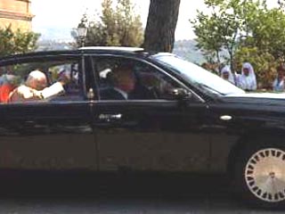 Папа накануне утром покинул свою летнюю резиденцию Кастель-Гандольфо, что на берегу озера Альбано, выехав в неизвестном направлении - в обычной машине и в сопровождении лишь нескольких ближайших сотрудников