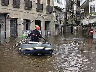 Северные районы Португалии и Испании оказались в зоне стихийного бедствия. Ветер, скорость которого достигает порой 100 километров в час, и проливные дожди привели к тому, что многие реки вышли из берегов