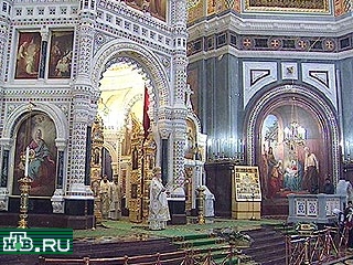 В Москве в кафедральном верхнем храме Христа Спасителя началась служба великой повечерии и утрени. Она посвящена празднику Рождества Христова