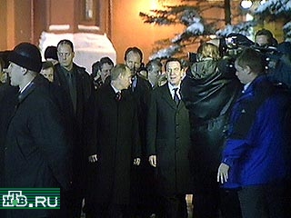 Президент России Владимир Путин назвал "чушью" установку ядерных ракет в Калининграде, передает НТВ. Сегодня вечером Путин и Шредер совершили прогулку по Красной площади в Москве