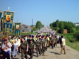 В городе Сарове, где проходят сейчас православные торжества, посвященные 100-летию канонизации Серафима Саровского, приняты жесткие меры безопасности