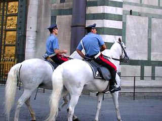 Итальянские карабинеры пасут своих лошадей в городских парках
