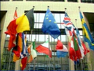 В Евросоюз не может вступить страна, где более пятой части жителей лишены гражданства, считает депутат Европарламента Стратис Коракас