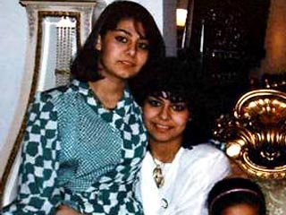 Старшие дочери экс-президента Ирака 36-летняя Рагад и 34-летняя Рана прибыли с девятью детьми в иорданскую столицу в четверг на частном самолете из Дамаска